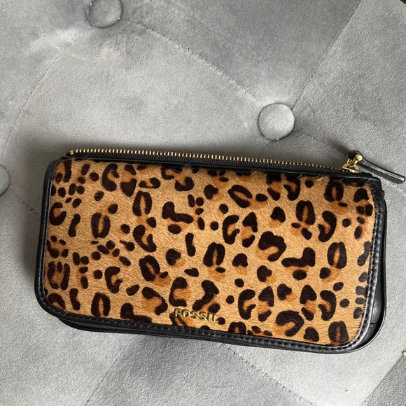 Fossil Cheetah Textured Wallet Like New - Picture 1 of 1